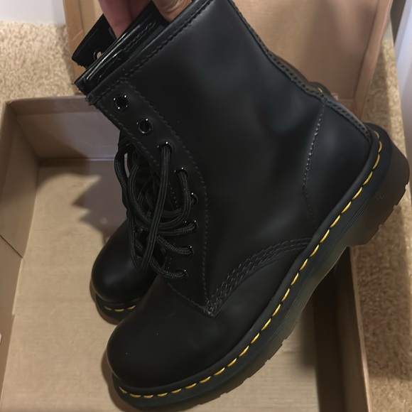 Dr. Martens classic lace up boots - Picture 2 of 5